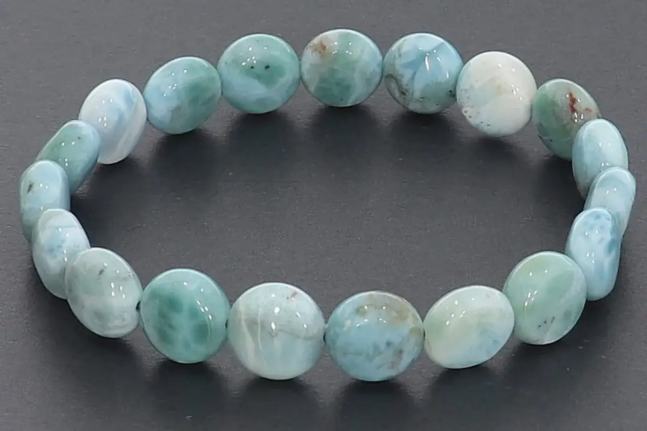Armband aus Larimar-Steinen in Blau- und Gr&uuml;nt&ouml;nen. Die Larimar Wirkung soll beruhigend und harmonisierend sein.
