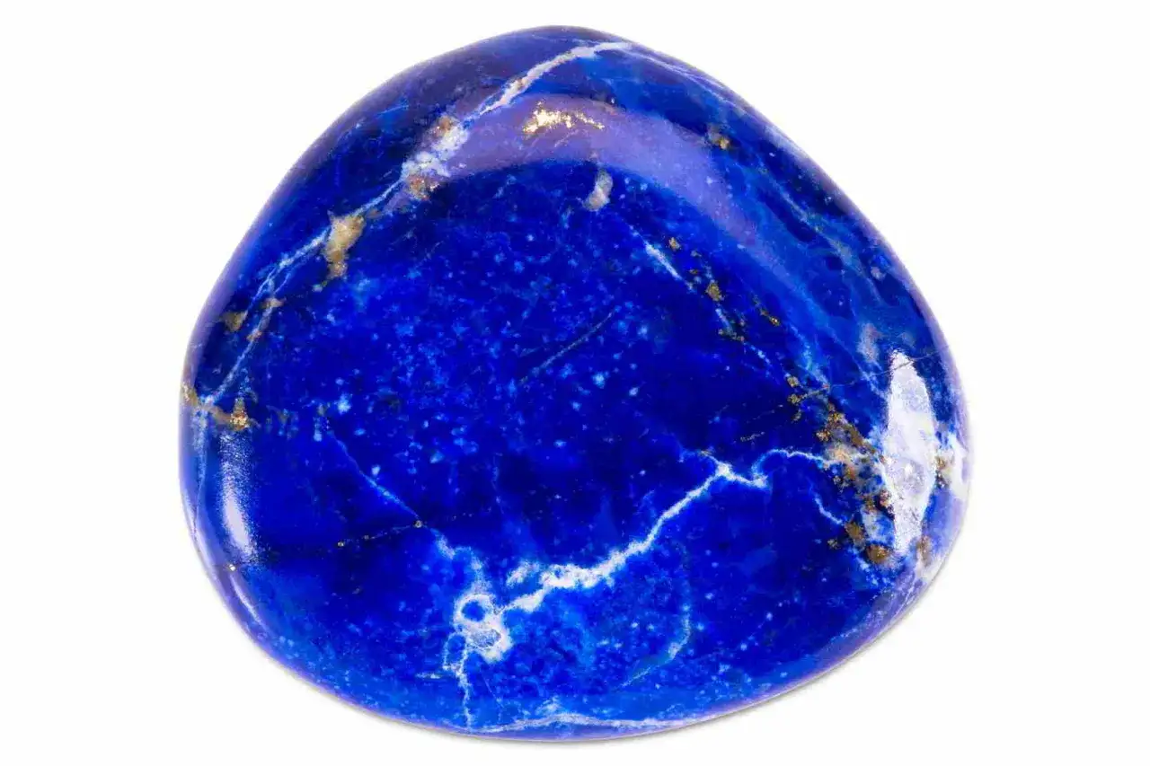 Ein polierter Lapis-Lazuli-Stein, dessen tiefblaue Farbe und goldene Pyrit-Einschl&uuml;sse die mystische lapislazuli bedeutung widerspiegeln.