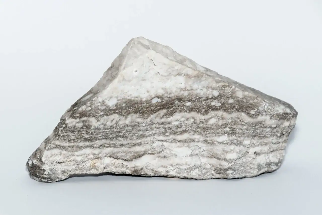 Ein grauer, geschichteter Stein, der zeigt, was ist Anhydrit.