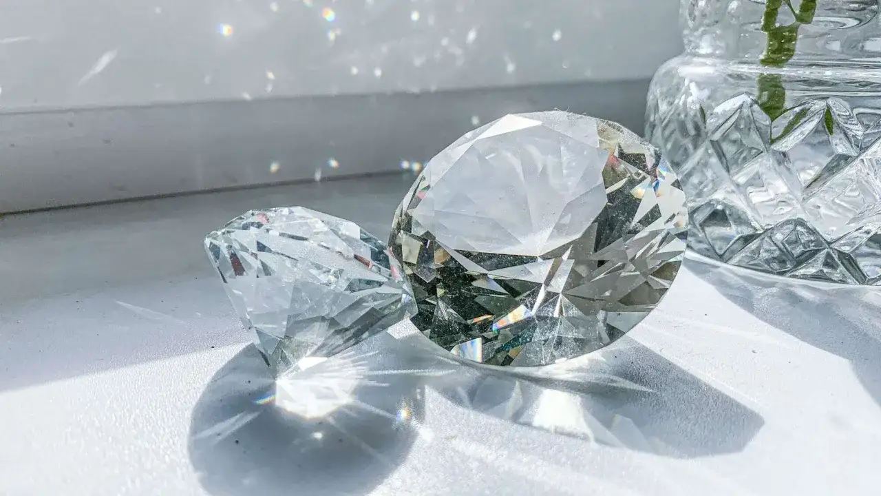 Zwei funkelnde Glassteine mit präzisem Diamant schliff brechen das Sonnenlicht.