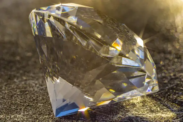 Ein funkelnder Diamant, der die Frage aufwirft, wo es die meisten Diamanten gibt.