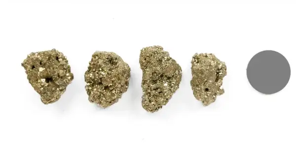 Vier goldglänzende Pyrit-Klumpen, die ihre vielfältige Pyrit-Verwendung in der Schmuckherstellung und als Sammlerstücke zeigen.