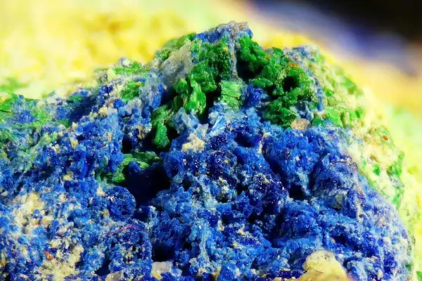 Nahaufnahme von Azurit und Malachit, die wie eine Miniaturlandschaft mit tiefblauen und smaragdgrünen Mineralien aussieht.