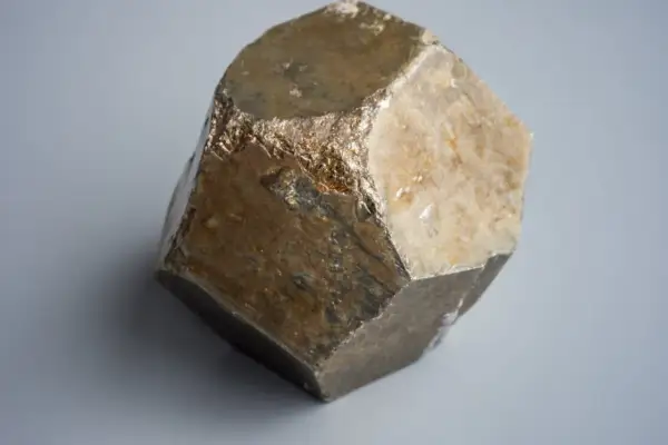 Ein facettierter Markasit-Kristall mit metallischem Glanz. Seine natürliche Markasit Wirkung wird oft mit Stärke und Schutz assoziiert.