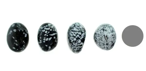 Vier polierte Steine aus schneeflockenobsidian, die wie kleine Eier geformt sind, liegen nebeneinander. Ein grauer Kreis rechts daneben.