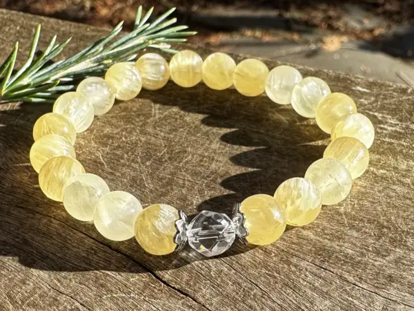 Armband aus gelben Calcit-Kugeln mit einem Kristall-Verschluss. Der Danburit Heilstein Wirkung wird oft mit Klarheit und Energie assoziiert.