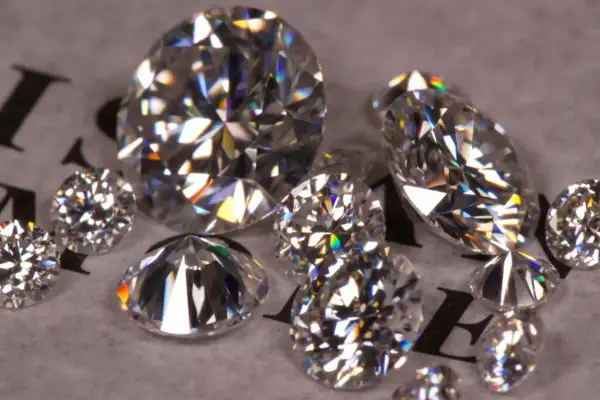 Glitzernde Zirkonia Steine, die das Licht brechen. Ihre Bedeutung liegt in ihrer Brillanz und ihrem Feuer, ähnlich wie bei Diamanten.