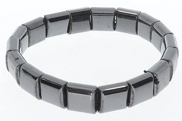 Armband aus facettierten Hämatit-Steinen. Was ist Hämatit? Ein Mineral, das für seinen metallischen Glanz bekannt ist.