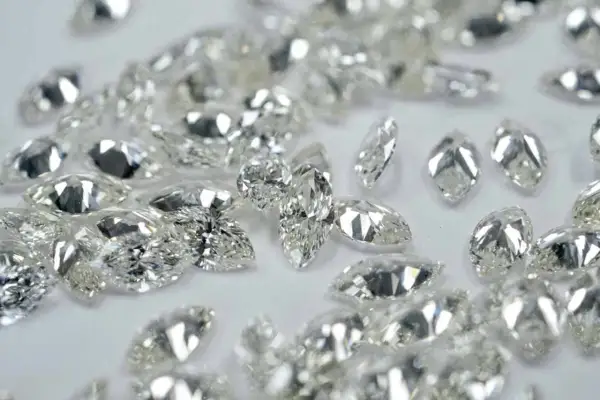 Eine Sammlung von funkelnden Diamanten in verschiedenen Schliffen, darunter Marquise und Tropfen. Jeder Stein zeigt den perfekten diamant schliff.