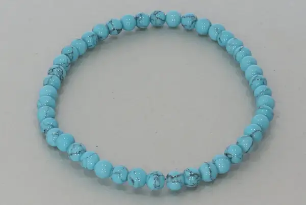 Türkis-Armband mit hellblauen Perlen, die an den Himmel erinnern. Die Bedeutung von Türkis steht für Schutz und Heilung.