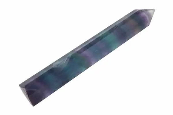 Ein spitz zulaufender Stab aus Regenbogenfluorit mit Streifen in Lila, Blau und Grün.