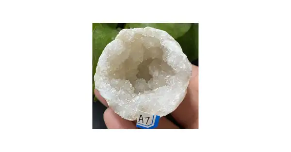Ein weißer Achat mit einer geodenartigen Höhle. Seine Wirkung soll beruhigend sein.