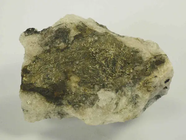 Gestein mit glänzenden, goldfarbenen Pyrit-Kristallen. Vorsicht, Pyrit ist giftig!