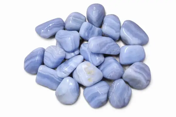 Ein Haufen glatt polierter blauer Chalcedon-Trommelsteine, die für ihre beruhigende trommelstein wirkung bekannt sind.