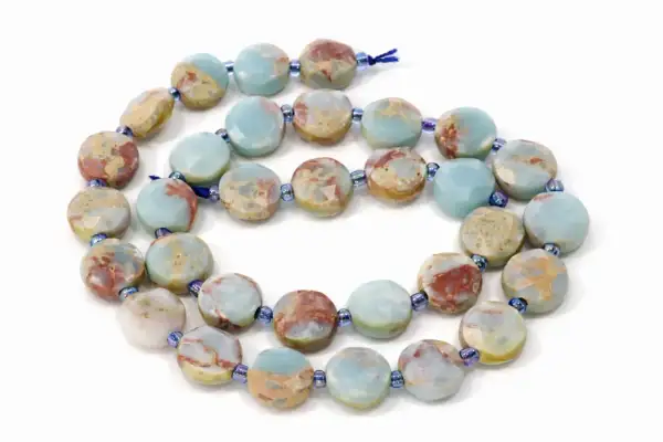 Kette aus flachen, facettierten Scheiben aus grauem Jaspis mit blauen und roten Einschlüssen. Die Wirkung dieses Steins soll beruhigend sein.