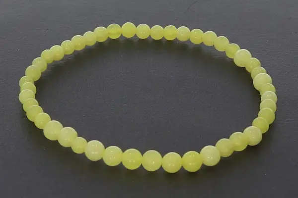Armband aus gelben Jadeperlen. Die gelbe Jade soll positive Energie und Wohlstand anziehen, eine sanfte Wirkung für Körper und Geist.